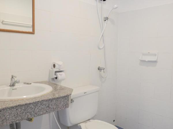 Siri Hotel Phuket : photo 8 de la chambre chambre triple avec salle de bains privative