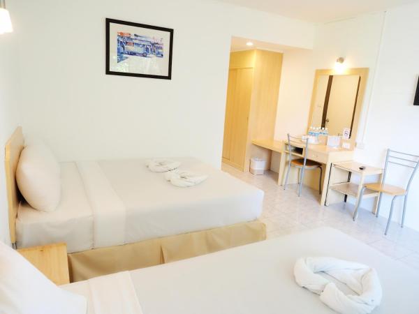 Siri Hotel Phuket : photo 2 de la chambre chambre triple avec salle de bains privative