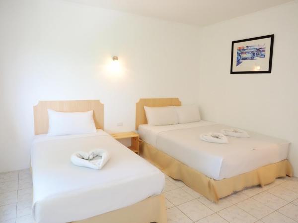 Siri Hotel Phuket : photo 1 de la chambre chambre triple avec salle de bains privative