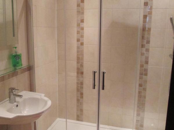 22 Chester Street : photo 9 de la chambre chambre familiale avec salle de bains privative