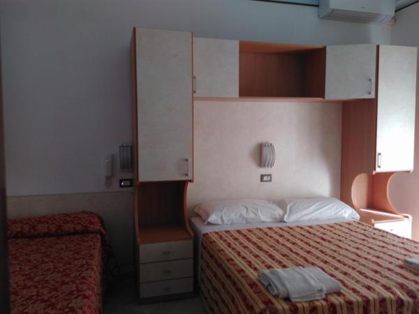 Hotel Nanni Garnì : photo 6 de la chambre chambre triple avec balcon