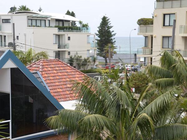 Sandy Bottoms Guesthouse : photo 6 de la chambre chambre lit queen-size avec vue partielle sur l'océan et salle de bains commune