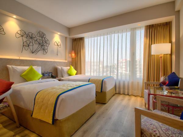 Sarovar Premiere Jaipur : photo 8 de la chambre deluxe twin room: avail 20% discount on fnb & (1+1 happy hour from 1pm - 11pm on selected brands at lattice bar)