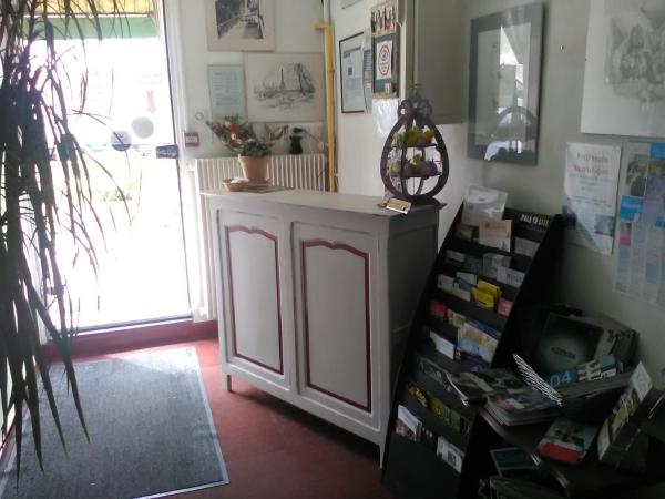 Le Parisien : photo 10 de la chambre chambre familiale avec toilettes communes