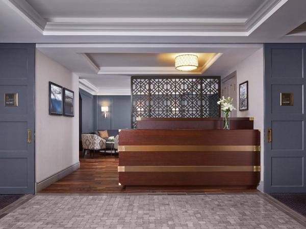 Fairmont Hotel Macdonald : photo 6 de la chambre hébergement fairmont gold avec lit king-size - vue sur rivière