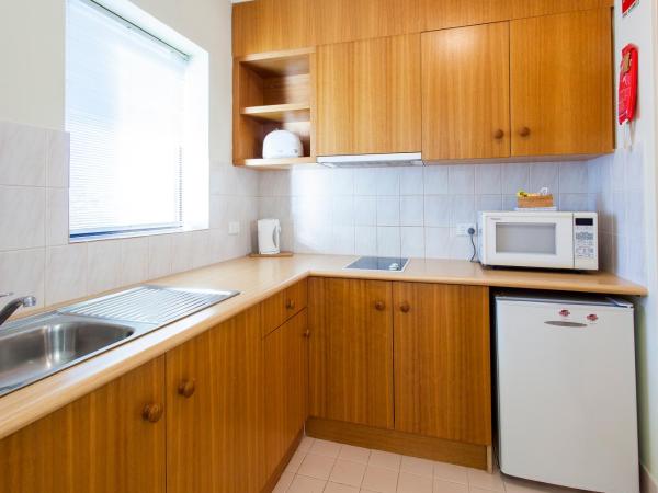 Kings Park Motel : photo 4 de la chambre chambre lit queen-size supérieure avec kitchenette