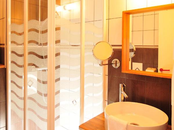 Hotel Les Grenadines : photo 3 de la chambre chambre familiale (2 adultes et 2 enfants)