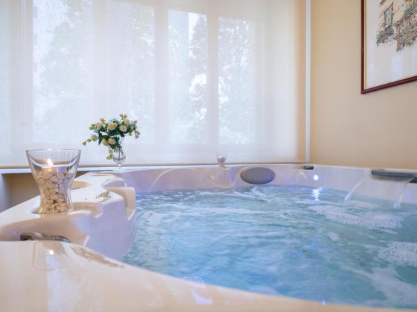 Villa Domus Salento Suites & Rooms con parcheggio privato in loco : photo 2 de la chambre suite lit queen-size avec baignoire spa