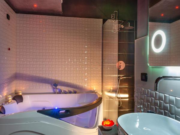 Villa Domus Salento Suites & Rooms con parcheggio privato in loco : photo 5 de la chambre chambre lit king-size avec baignoire spa