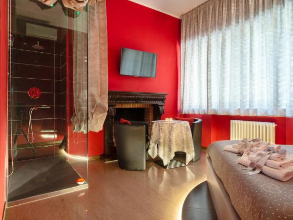 Villa Domus Salento Suites & Rooms con parcheggio privato in loco : photo 3 de la chambre chambre lit king-size avec baignoire spa