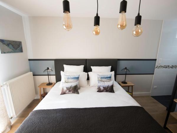 A l'Ombre des Pins : photo 6 de la chambre chambre lit king-size