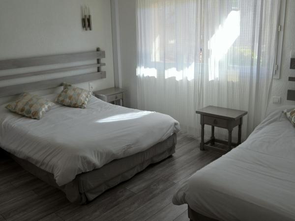 Hôtel Les Mimosas : photo 1 de la chambre chambre triple standard climatisée