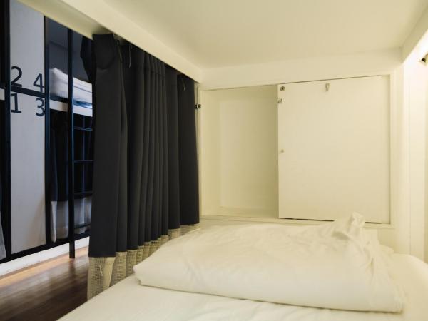 The Common Hostel : photo 7 de la chambre lit queen-size dans dortoir pour femmes avec salle de bains commune