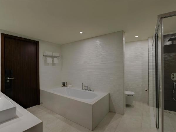 Novotel Kochi Infopark : photo 4 de la chambre suite deluxe avec 1 lit double et un canapé