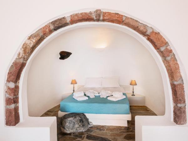 Horizon Aeifos Suites : photo 6 de la chambre suite triple troglodyte - vue sur caldeira