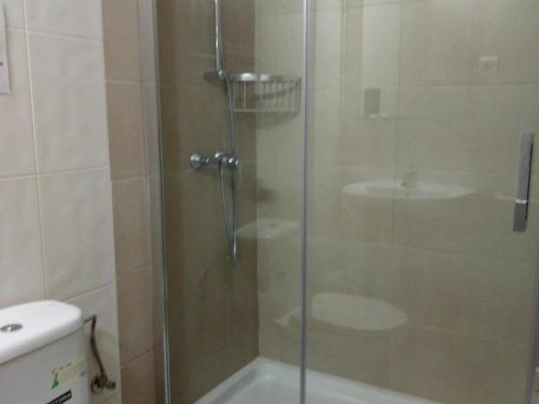 Hotel Iris : photo 4 de la chambre chambre familiale (6 adultes)