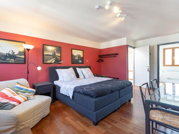 Because the Night city lodge : photo 1 de la chambre chambre double avec salle de bains privative