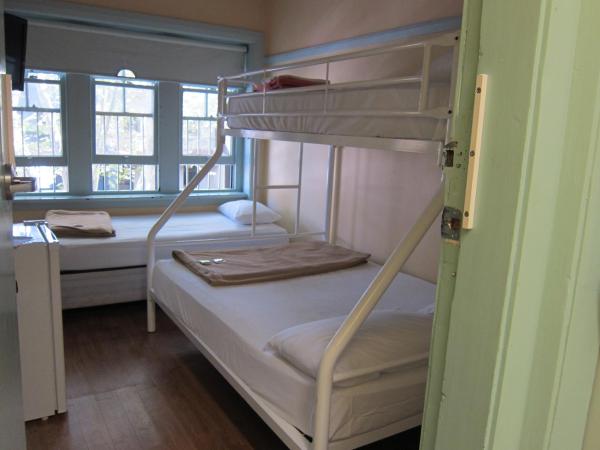 Highfield Private Hotel : photo 3 de la chambre chambre familiale avec salle de bains commune