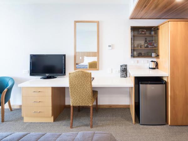 Commodore Airport Hotel Christchurch : photo 6 de la chambre chambre lit king-size premium - vue sur jardin