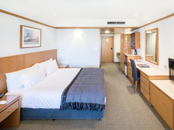 Commodore Airport Hotel Christchurch : photo 5 de la chambre chambre lit king-size premium - vue sur jardin