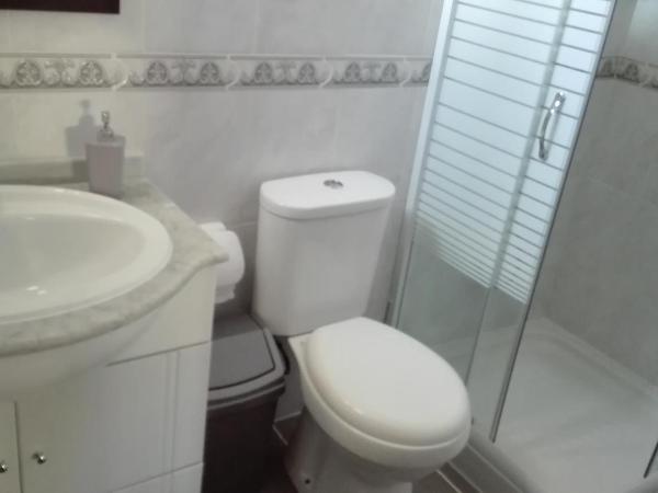 Alojamento S. Pedro : photo 4 de la chambre chambre double avec salle de bains privative