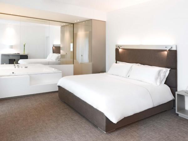 Dilman Luxury Stay : photo 6 de la chambre chambre lit king-size avec baignoire spa