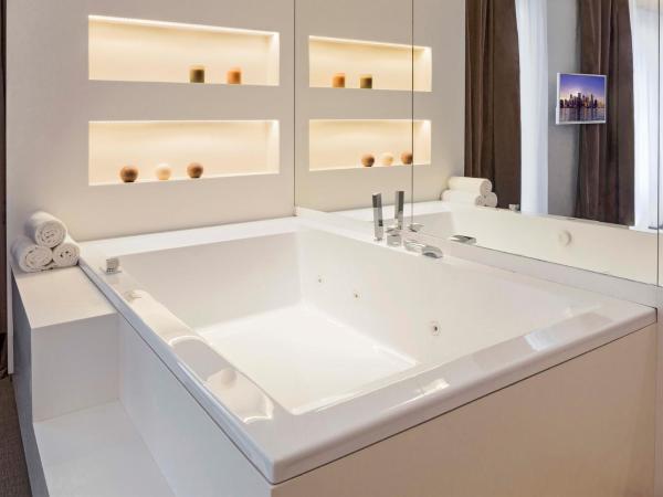 Dilman Luxury Stay : photo 5 de la chambre chambre lit king-size avec baignoire spa