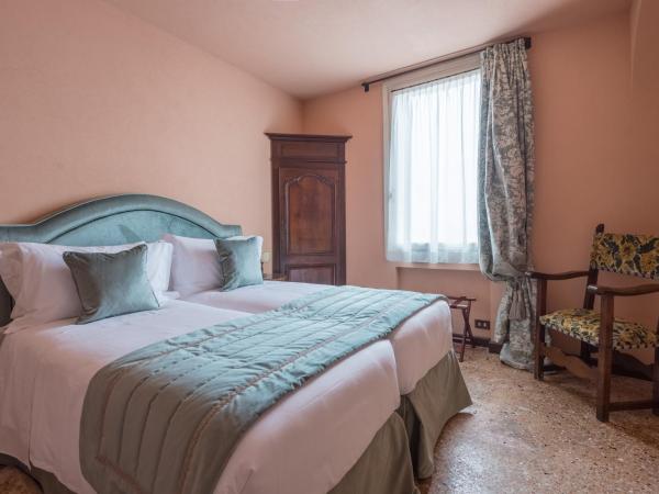 Hotel Nani Mocenigo Palace : photo 3 de la chambre chambre familiale avec salle de bains privative