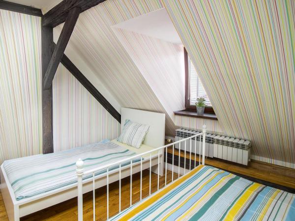 Hostel Centar : photo 1 de la chambre chambre lits jumeaux avec salle de bains commune