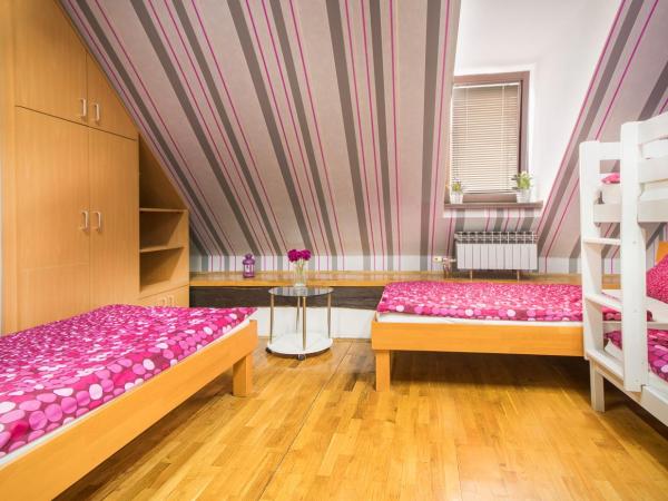 Hostel Centar : photo 4 de la chambre chambre triple avec salle de bains commune