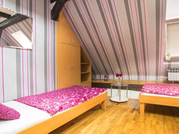 Hostel Centar : photo 3 de la chambre chambre triple avec salle de bains commune