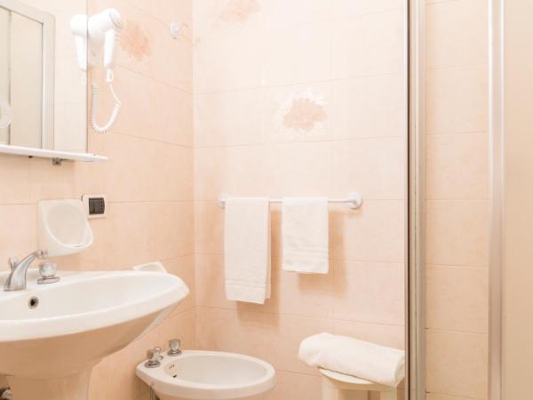 Albergo Trento : photo 10 de la chambre chambre triple - bâtiment séparé