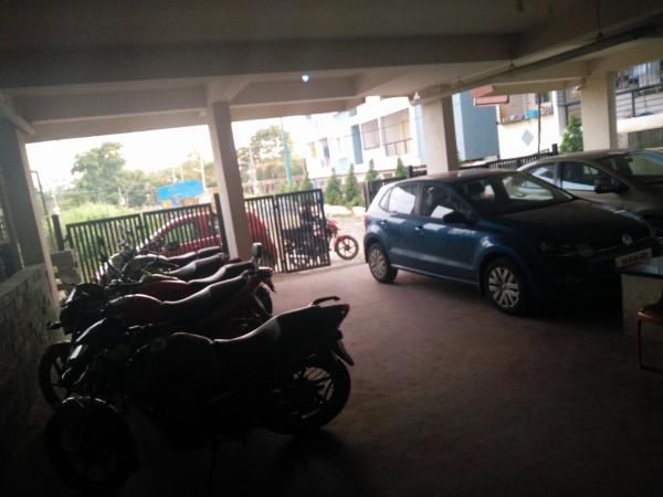 Professionals Pride PG : photo 6 de la chambre chambre triple Économique avec salle de bains commune