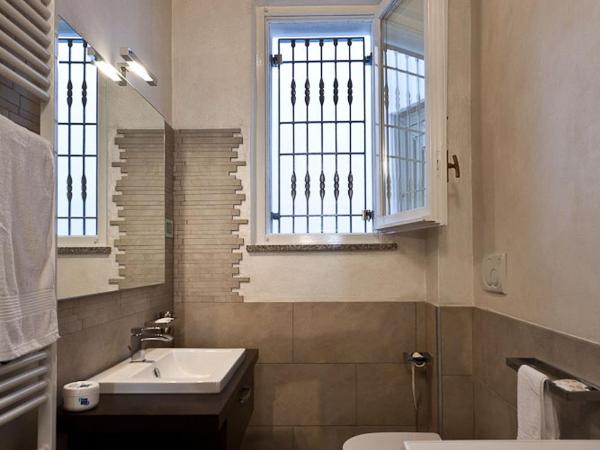 Bed & Breakfast Parmacentro : photo 5 de la chambre chambre familiale avec salle de bains privative