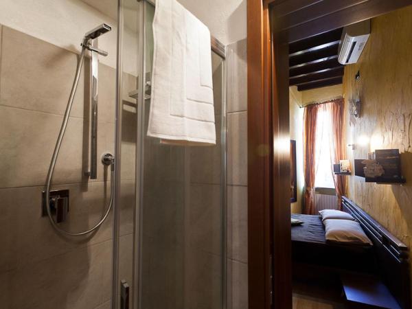 Bed & Breakfast Parmacentro : photo 6 de la chambre chambre familiale avec salle de bains privative