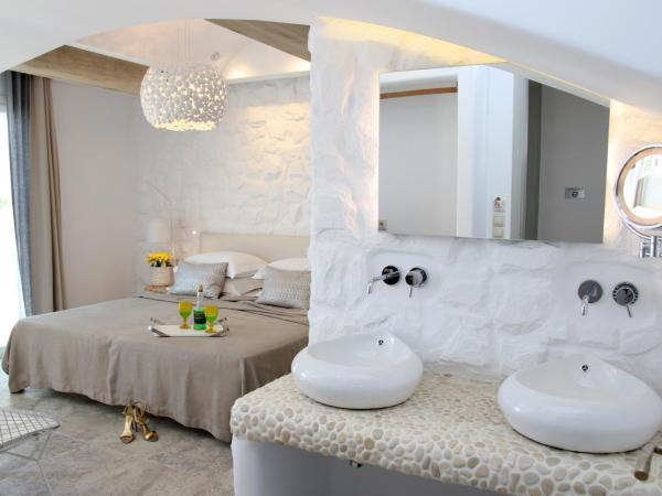 Spiros : photo 6 de la chambre suite supérieure avec bain à remous extérieur - vue sur mer