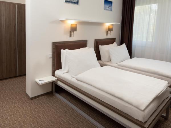 Skyhotel Prague : photo 4 de la chambre chambre lits jumeaux - vue sur jardin