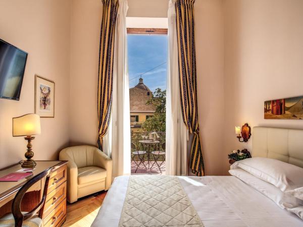 Hotel Croce Di Malta : photo 3 de la chambre chambre double ou lits jumeaux - vue sur jardin