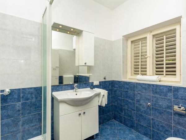 Villa Misita : photo 9 de la chambre chambre double - vue sur jardin