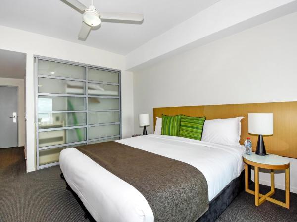 Mantra Pandanas : photo 2 de la chambre family room with balcony and city view - weekly housekeeping