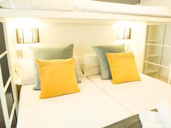 Pensión Aia : photo 4 de la chambre chambre triple avec salle de bains commune