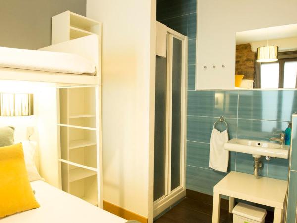Pensión Aia : photo 3 de la chambre chambre triple avec salle de bains commune