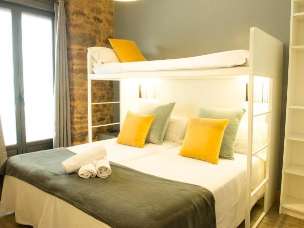 Pensión Aia : photo 2 de la chambre chambre triple avec salle de bains commune