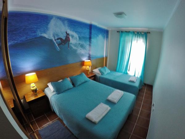 Supertubos Beach Hostel : photo 5 de la chambre chambre triple avec toilettes communes