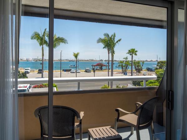 Bay Club Hotel and Marina : photo 3 de la chambre hébergement lit king-size - vue sur baie