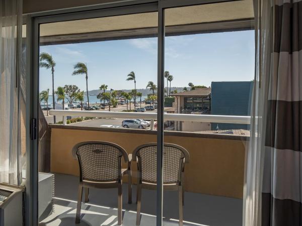 Bay Club Hotel and Marina : photo 4 de la chambre hébergement lit king-size - vue sur baie