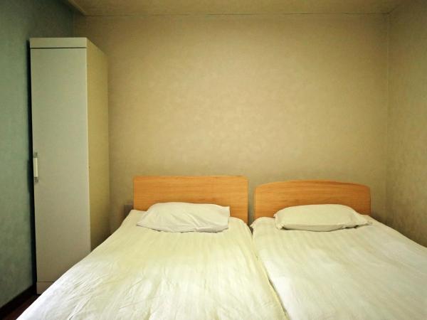 YaKorea Hostel Gangnam : photo 4 de la chambre chambre lits jumeaux avec salle de bains commune