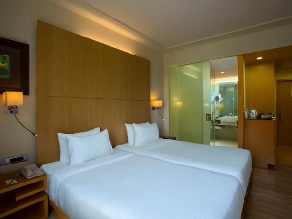 Novotel Hyderabad Airport : photo 8 de la chambre chambre lits jumeaux supérieure avec vue sur la piscine