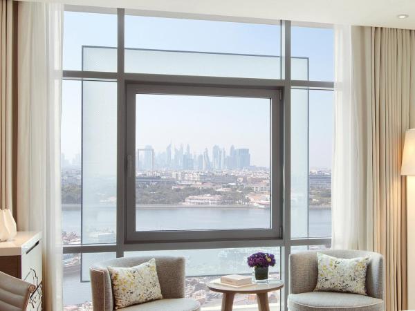Al Bandar Rotana - Dubai Creek : photo 2 de la chambre chambre lit king-size - vue sur crique
