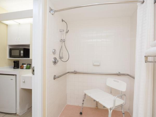 Ramada by Wyndham Kissimmee Gateway - Free Theme Park Shuttle : photo 4 de la chambre chambre deluxe dans tour avec 2 lits queen-size - accessible aux personnes à mobilité réduite